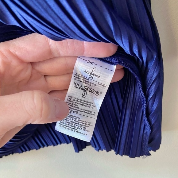 𝅺banana REPUBLIC Pleated Off Shoulder Blouse | Blue | Small NWT - Picture 5 of 9